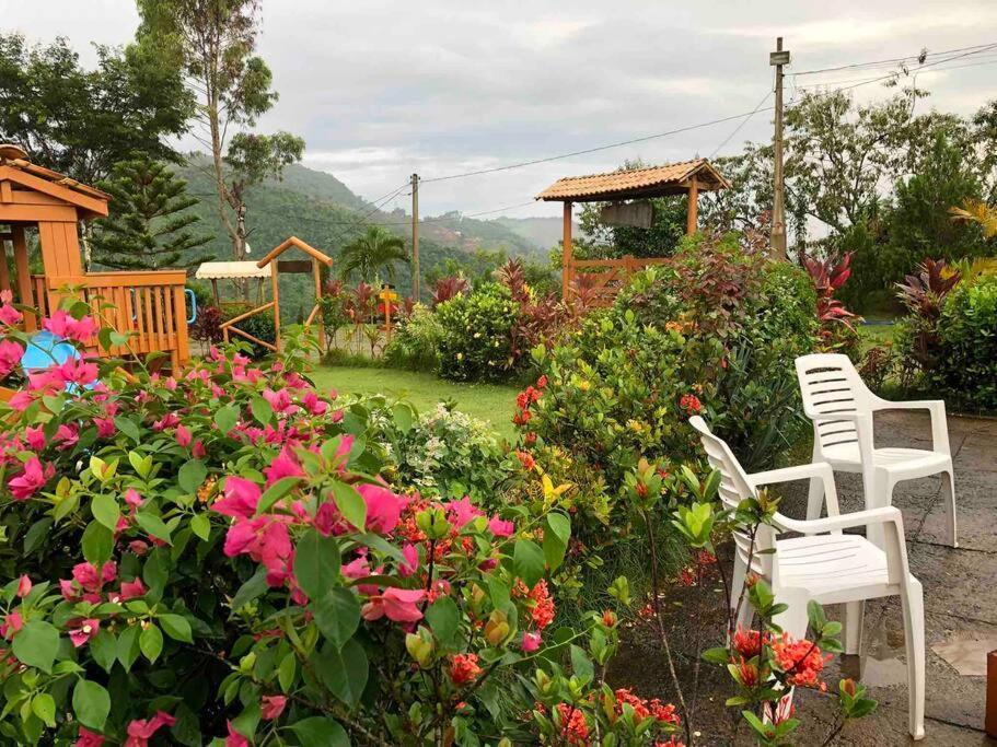 فيلا Casa Nas Montanhas Em دومينغوس مارتينز المظهر الخارجي الصورة